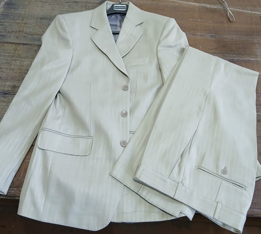 Костюм фабричний бежевий